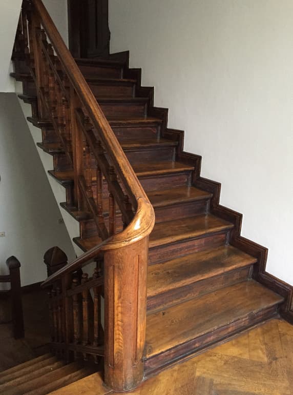 Lackierte Treppe in altem Treppenhaus