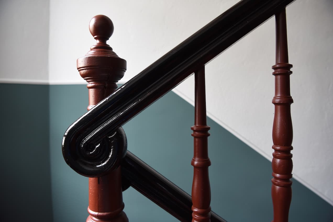 Lackierte Treppe in altem Treppenhaus